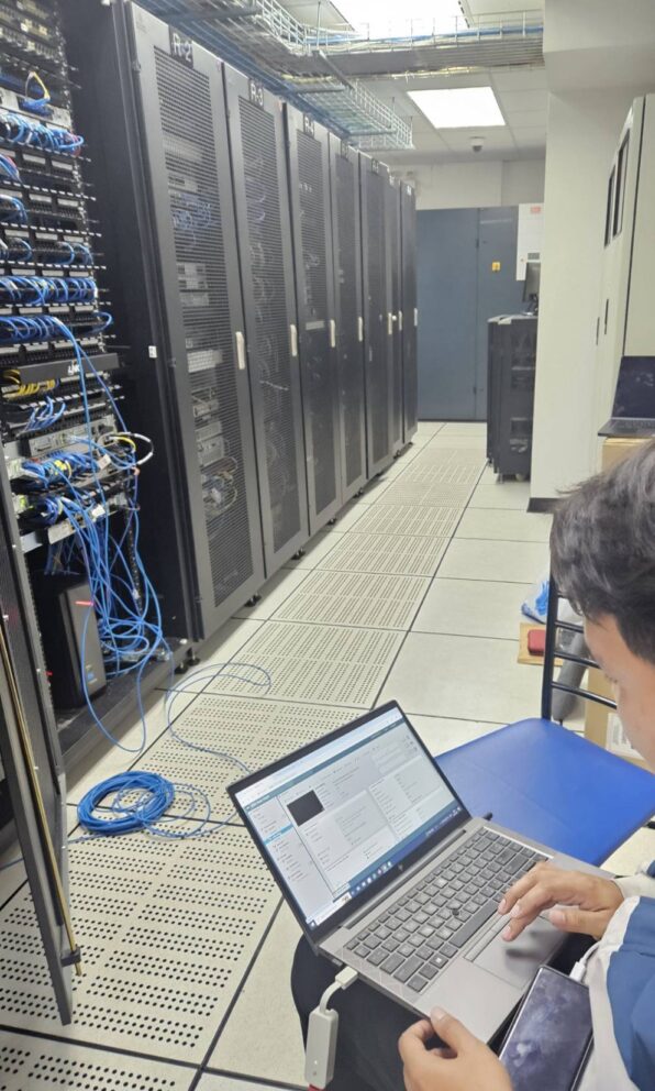 ทีมงานกำลังตรวจสอบระบบไอทีบริษัทลูกค้า ตามเงื่อนไขในบริการ it outsource