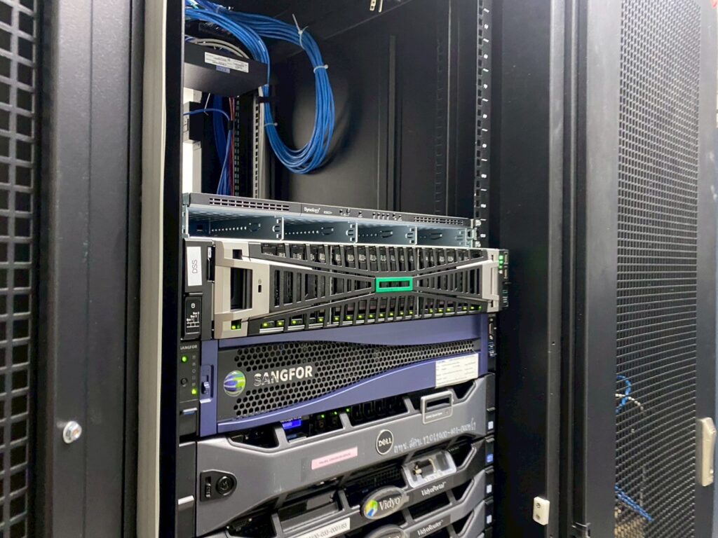 ทีมงานมืออาชีพ ให้บริการ it outsource ดูแลระบบเครือข่ายและจัดตู้ rack ให้บริษัทลูกค้า