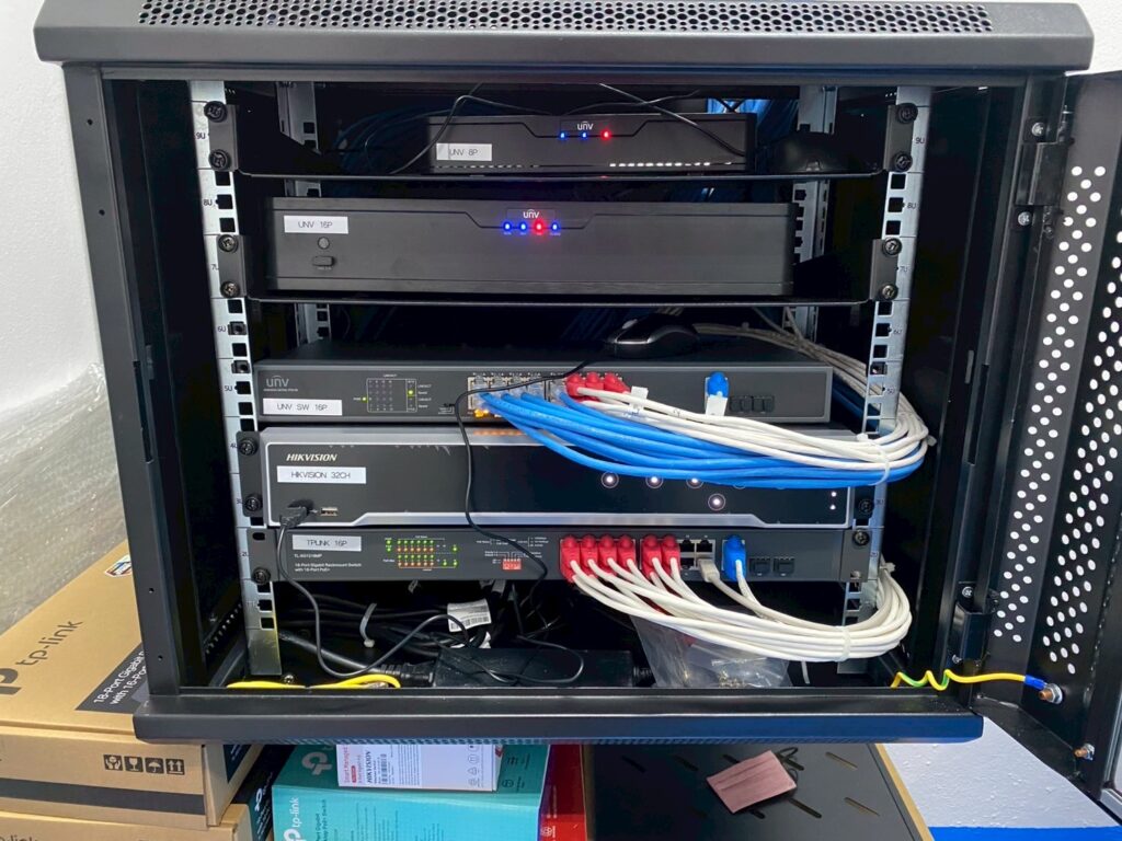 ทีมงานมืออาชีพ ให้บริการ it outsource ดูแลระบบเครือข่ายและจัดตู้ rack ให้บริษัทลูกค้า